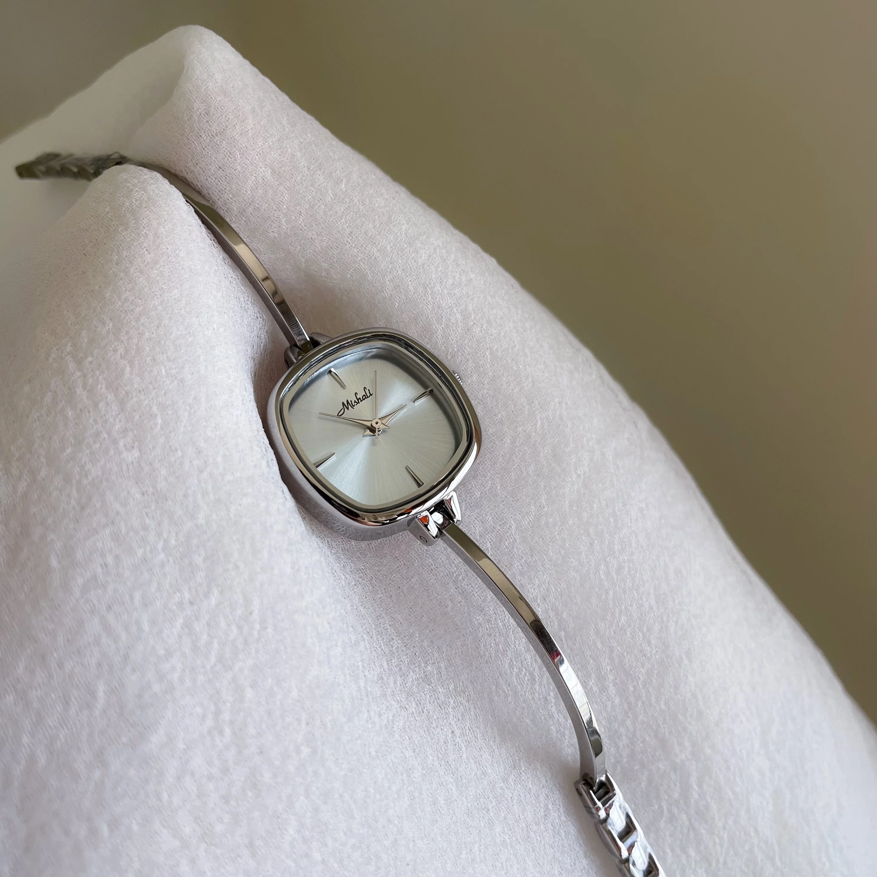 

Ice blue small dial women's watch with thin strap bracelet, suitable for working women, 2025 new style, authentic birthday gift.