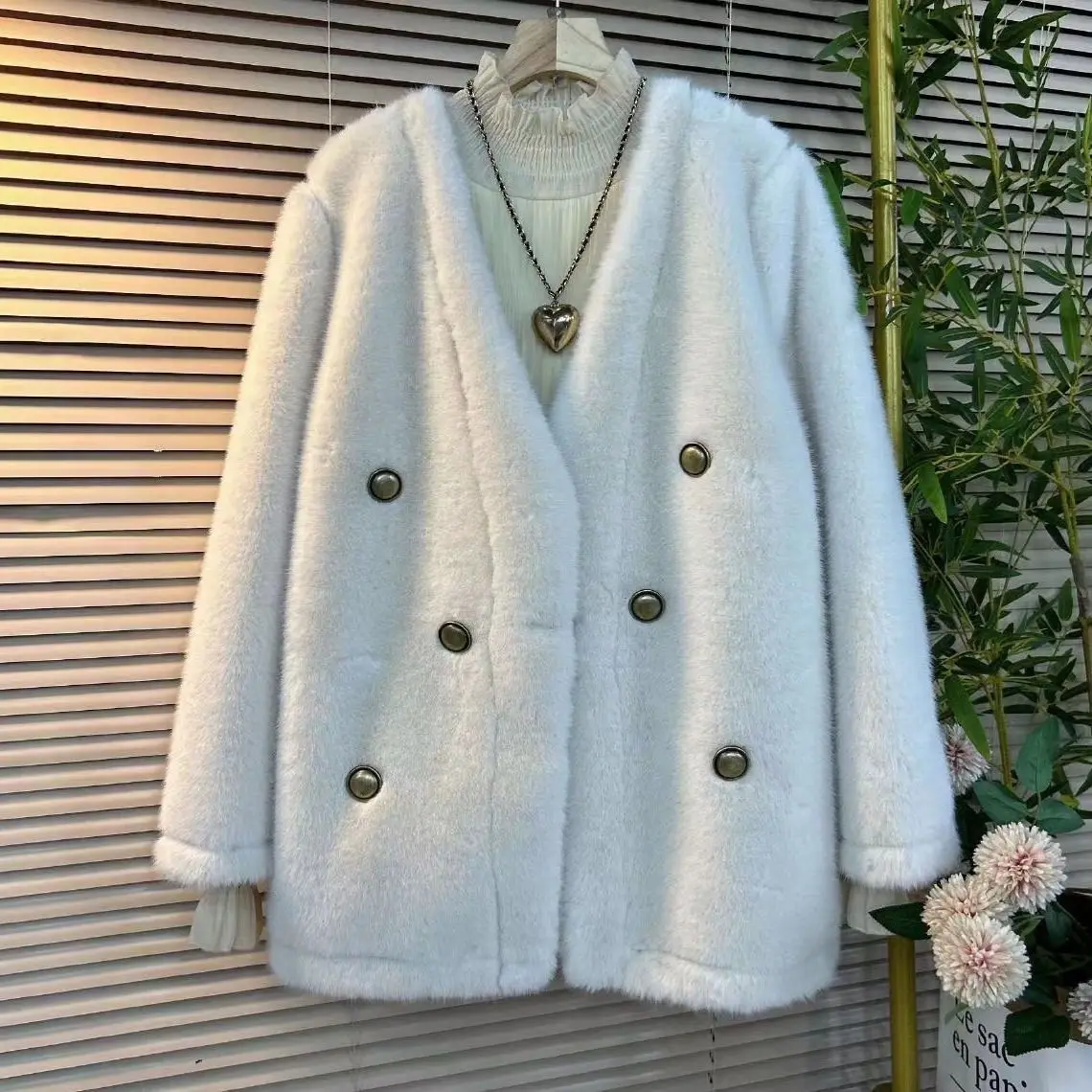 Weißer Pelzmantel für Frauen, 2025, Herbst und Winter, neuer Stil, kurzes Kunstpelz, Plüsch, kragenloses Oberteil, verdickt, warme Trend-Pelzjacke