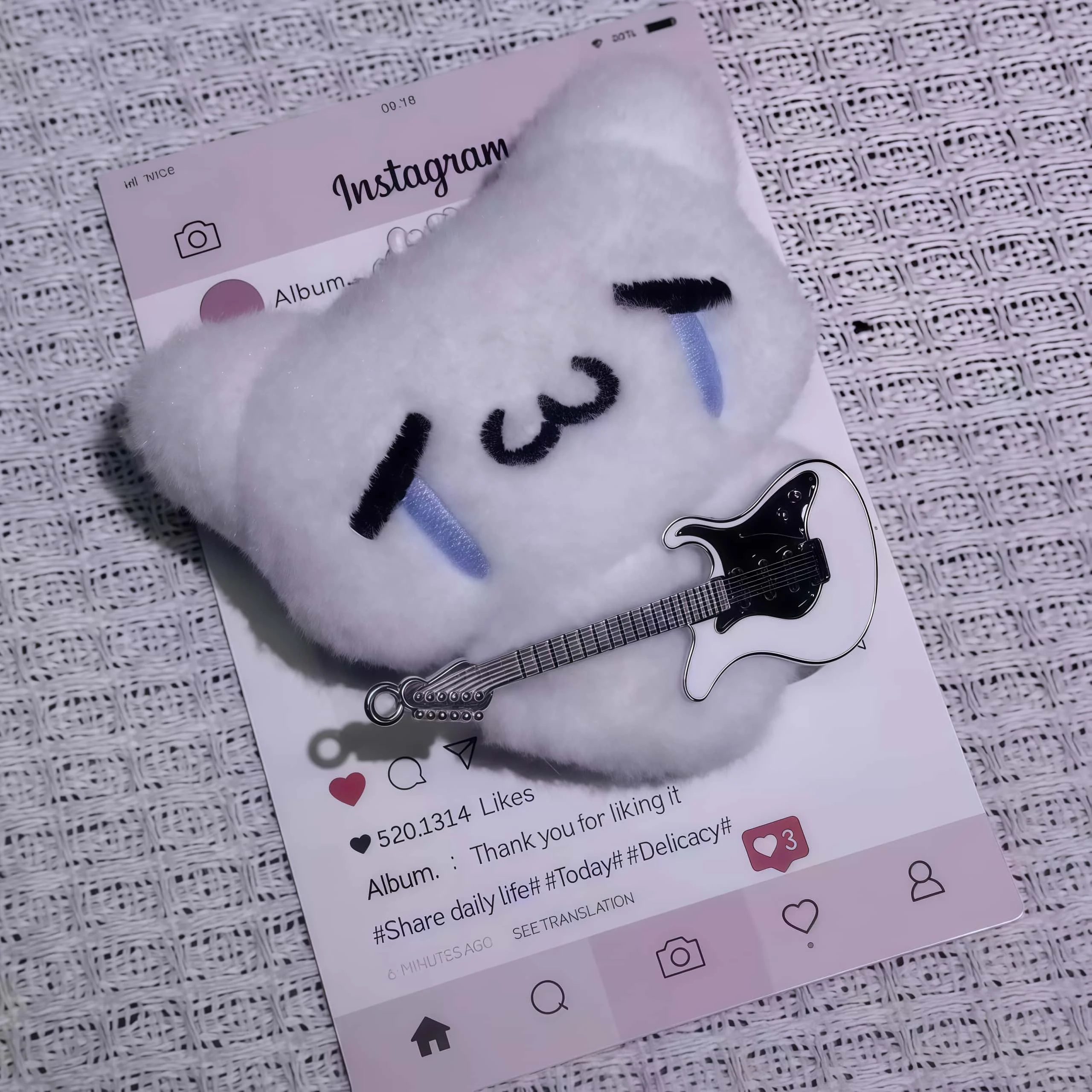 

Cute Rock Guitar Cat Plush Keychain, Soft Healing Black White Kitty Doll Pendant with Bead Chain for Backpack Bag Decor Gift