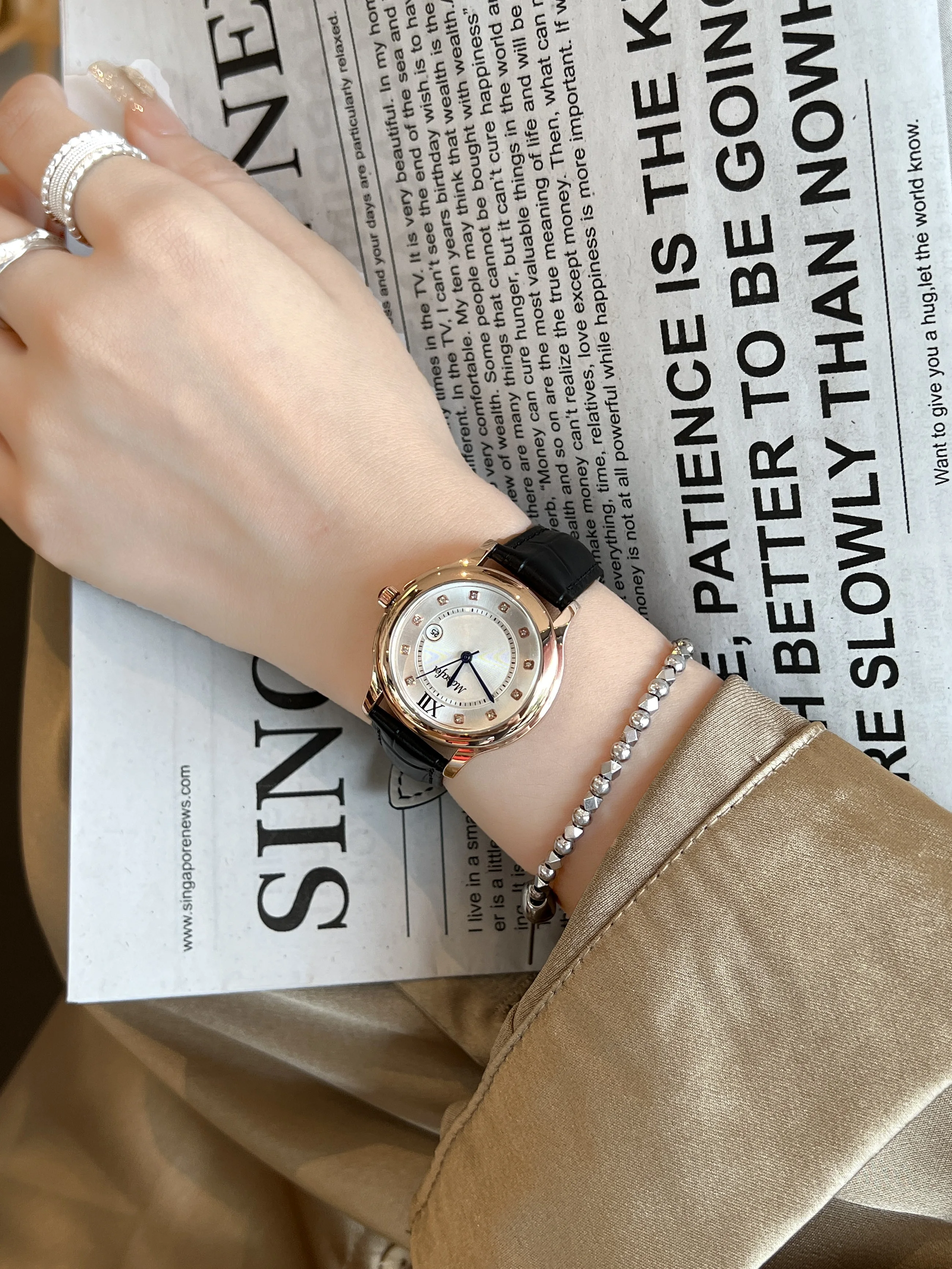 Relógio de quartzo estilo senhora com pulseira de couro balão azul