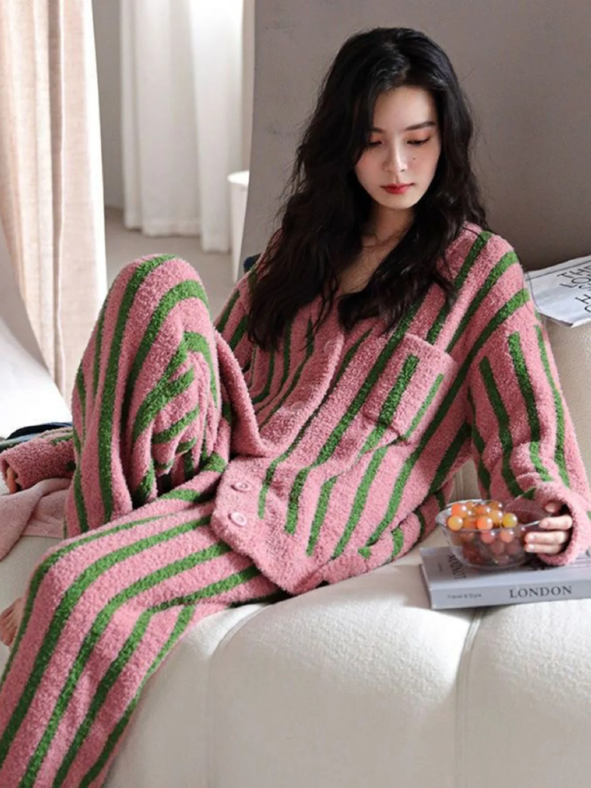 

Женская одежда в полоску Camere, осенне-зимняя одежда Thiened Fce, коралловый бархат, домашняя одежда, уличная одежда с v-образным вырезом на пуговицах...