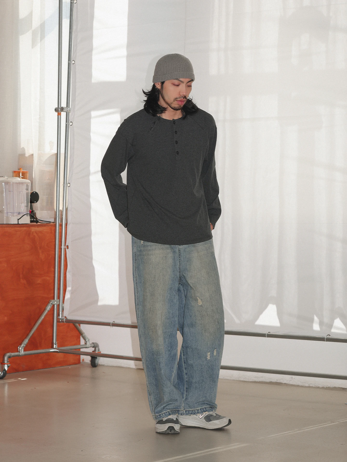 

Свободная базовая футболка с длинным рукавом, однотонная, в ретро-японском стиле, с воротником Хенли, оверсайз, для молодежи