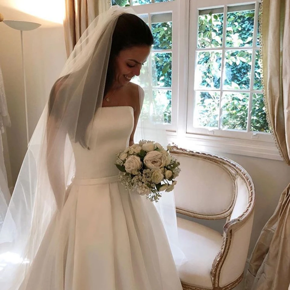 ホワイト/アイボリー A ラインのウェディングドレス 2025 女性エレガントなストラップレス Vestidos De Novia 女性シンプルなボートネックサテンロング花嫁ドレス