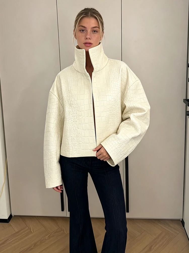 Minimalistische geprägte Kunstlederjacke für Damen, weiß, Stehkragen, offener Schnitt, lange Ärmel, kurzer Mantel, modische Streetwear für Partys. – Detail 2