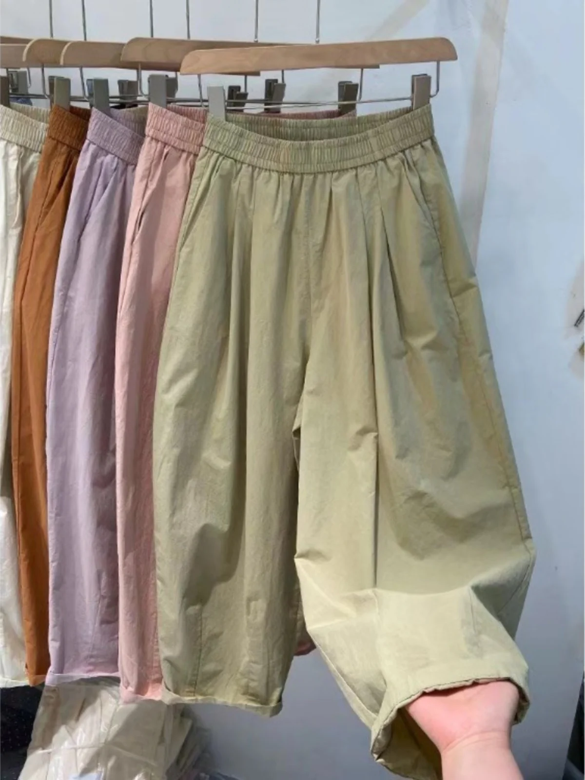 กางเกงพลีทบางเบาสำหรับฤดูร้อน ดีไซน์เก๋ สีสันสดใส ชุดกางเกงเก้าชิ้น ไซส์พลัสสำหรับผู้หญิง เอวยางยืด สวมใส่สบาย ช่วยให้ดูผอมเพรียว ใช้งานได้หลากหลาย สไตล์ลำลอง