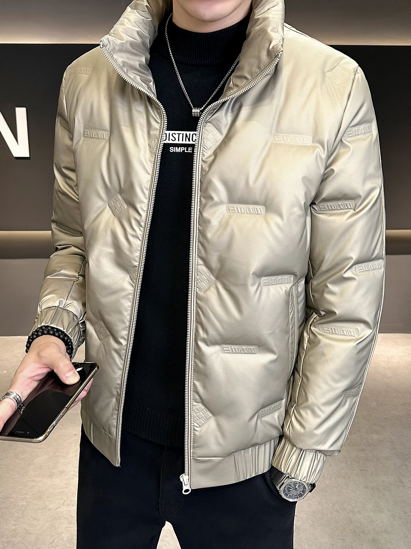 

Мужская утепленная куртка-пуховик 2025: Зимняя модная ультрамодная верхняя одежда из полиэстера с поверхностью из искусственной кожи для максимального тепла