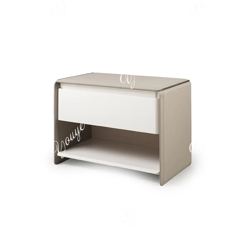 Italienischer leichter Luxus-Nachttisch, minimalistischer, moderner, quadratischer Nachttisch aus Leder mit Kunstfarbaufbewahrung im Schlafzimmer