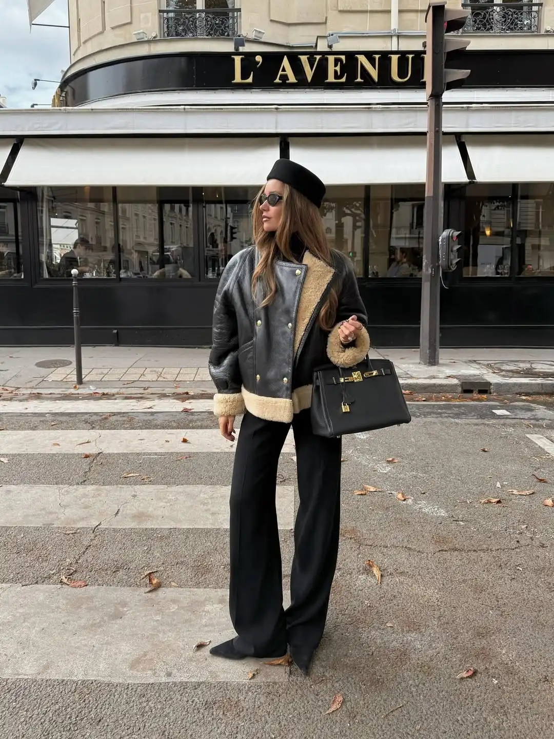 سترة جلدية أنيقة بياقة من الفرو الصناعي للنساء مع طية صدر السترة وأكمام طويلة مزدوجة الصدر سترة قصيرة للسيدات معطف شتوي للتنقل في الشارع