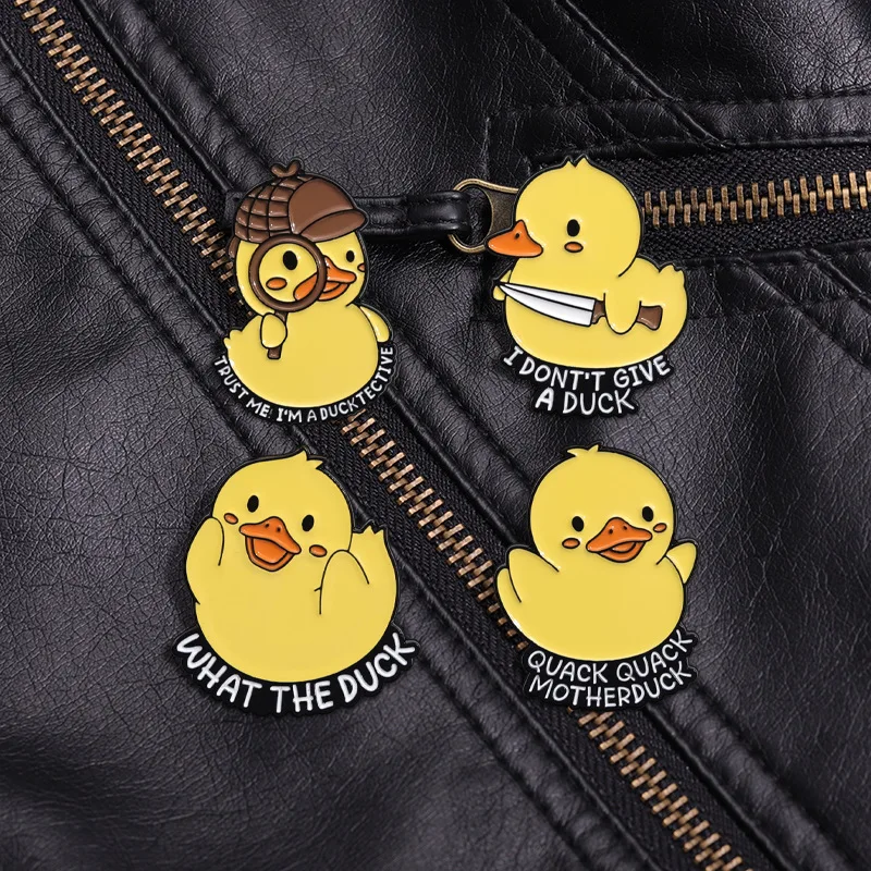 Broche de Metal Esmaltado con Diseño de Patito Amarillo Divertido y Personalizado con Cuchillo, Accesorios para Mochila o Bolso