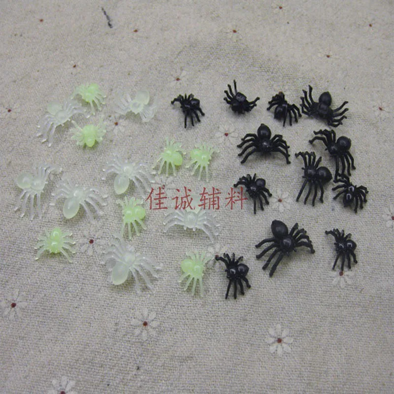 50PCS Spider Simulation of Spider Halloween Black Glow in the dark Plastic Mini Spider Decorative Toys Cool Halloween Party Toys