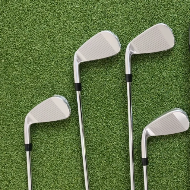 Mini mazze da golf in ferro forgiato per destrimani con logo personalizzato impostate lavorazione CNC testa in ferro fresato con impugnatura in gomma