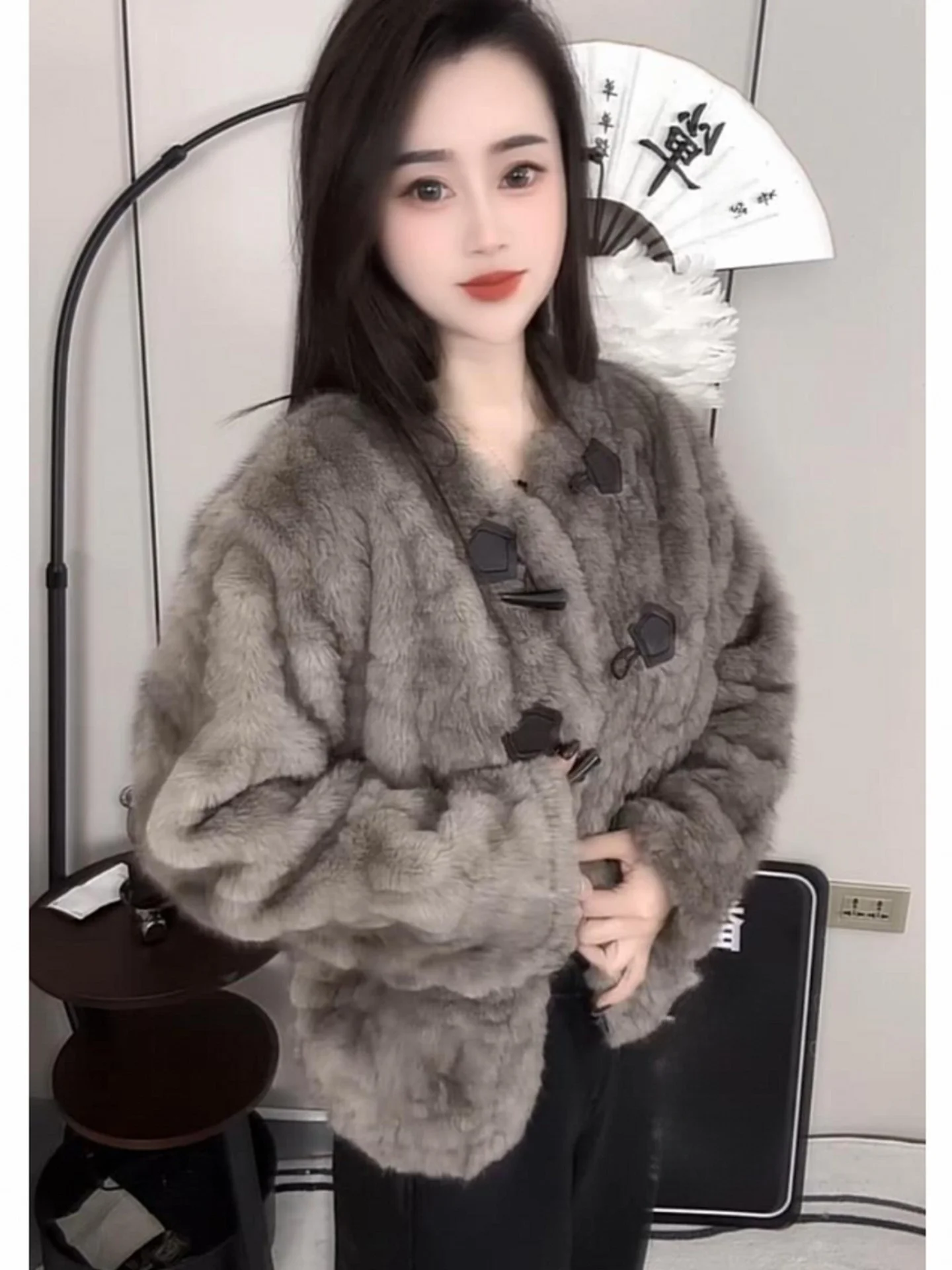 Jaqueta Feminina de Pele Sintética de Cordeiro com Botões de Chifre, Couro e Pele, Agasalho Quente para Outono e Inverno