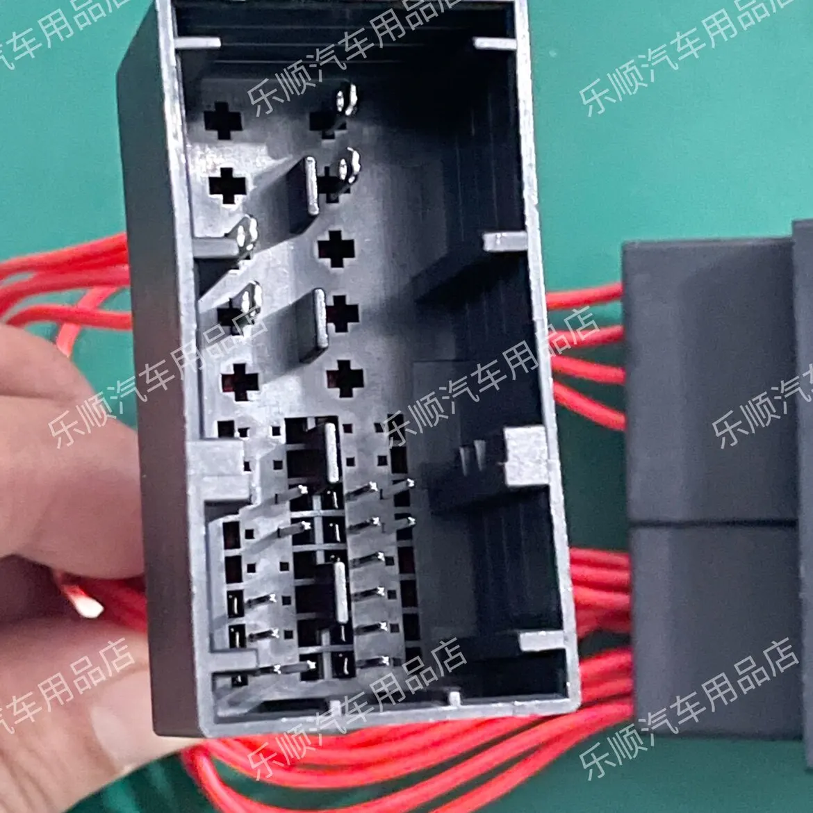 Applicable to BMW high-fidelity amplifier plug-in shielding device