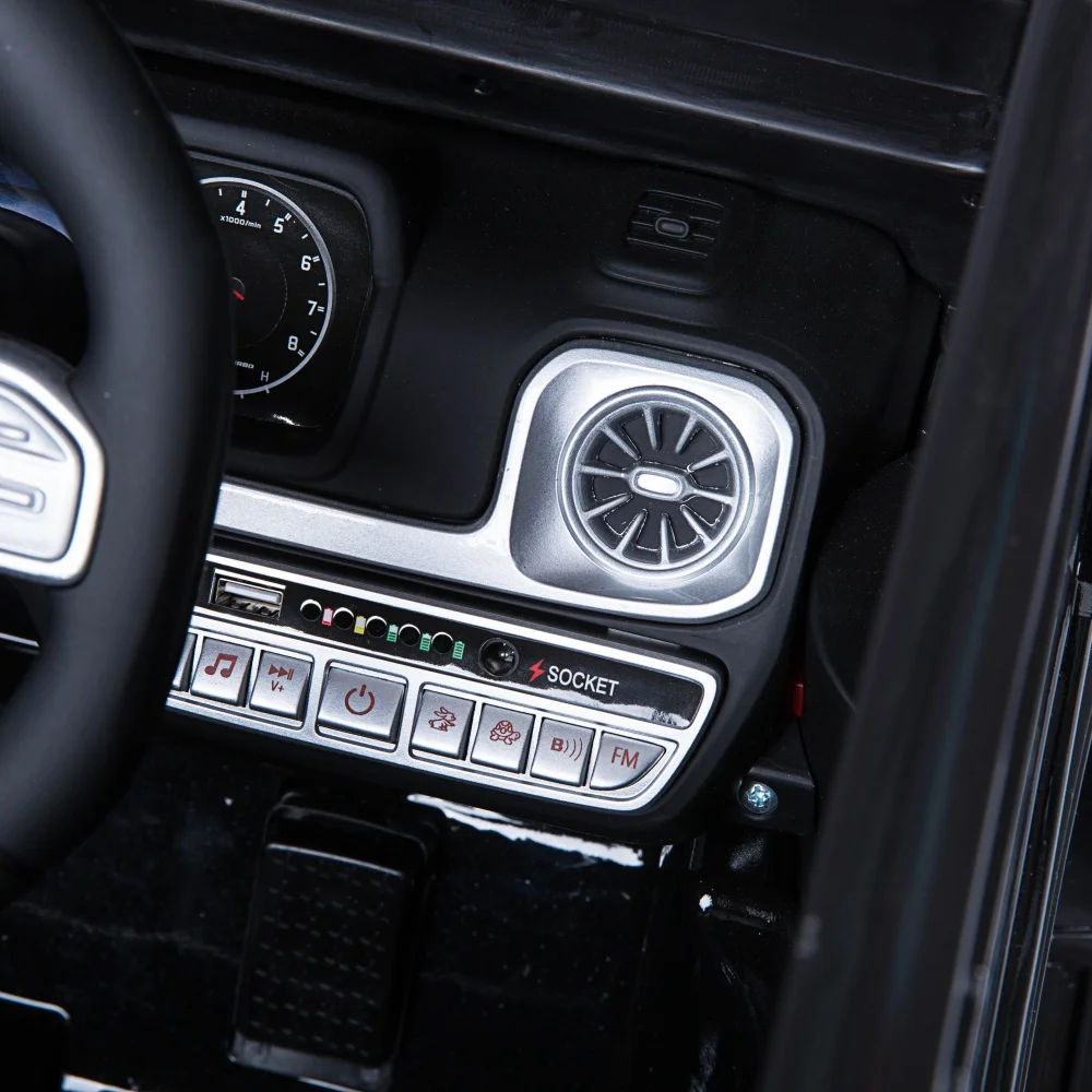 흰색 세련된 전동 어린이 장난감 자동차, 2.4G 무선 조종, 다기능 스프링 서스펜션, 야외 안전 탑승 차량