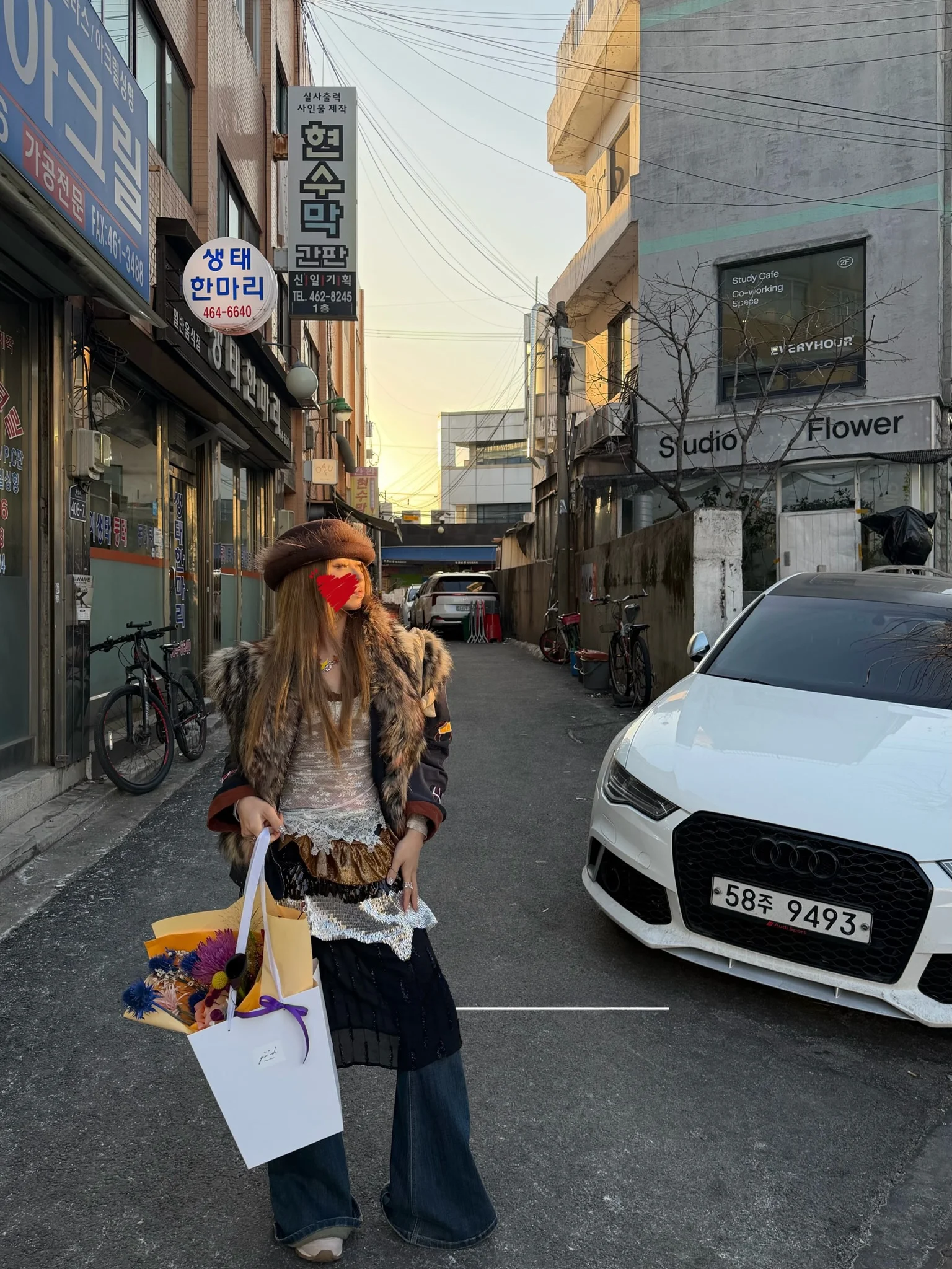 

Модная женская базовая блузка с длинным рукавом и кружевной отделкой, весенняя, трендовая, универсальная, с эффектом двухслойности, с открытыми плечами, легкая, из полиэстера.