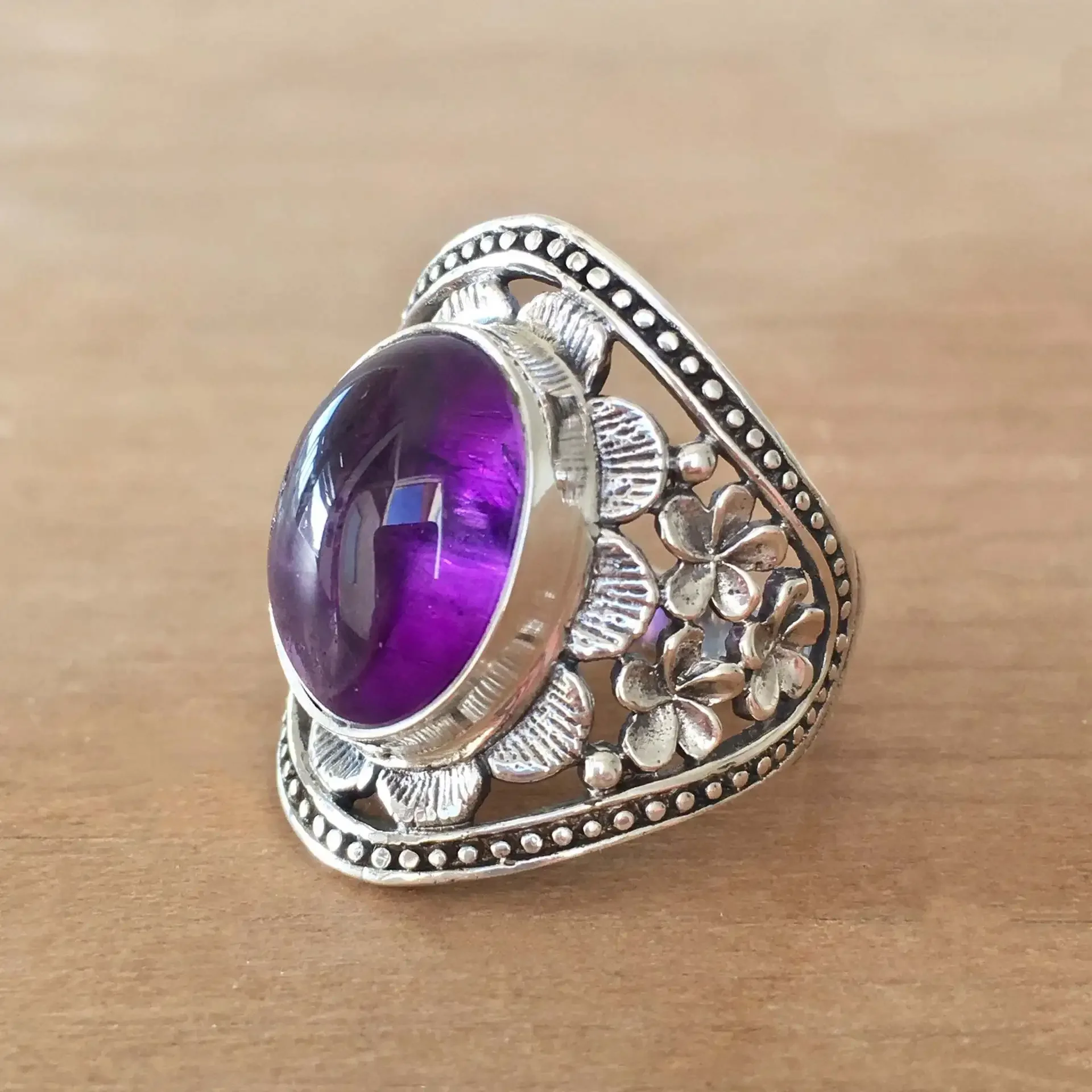 New Fashion Senior Sense Amethyst Rings for Women Ancient Silver Inlaid Retro Nepal Color Treasure Crystal Hand Accessories