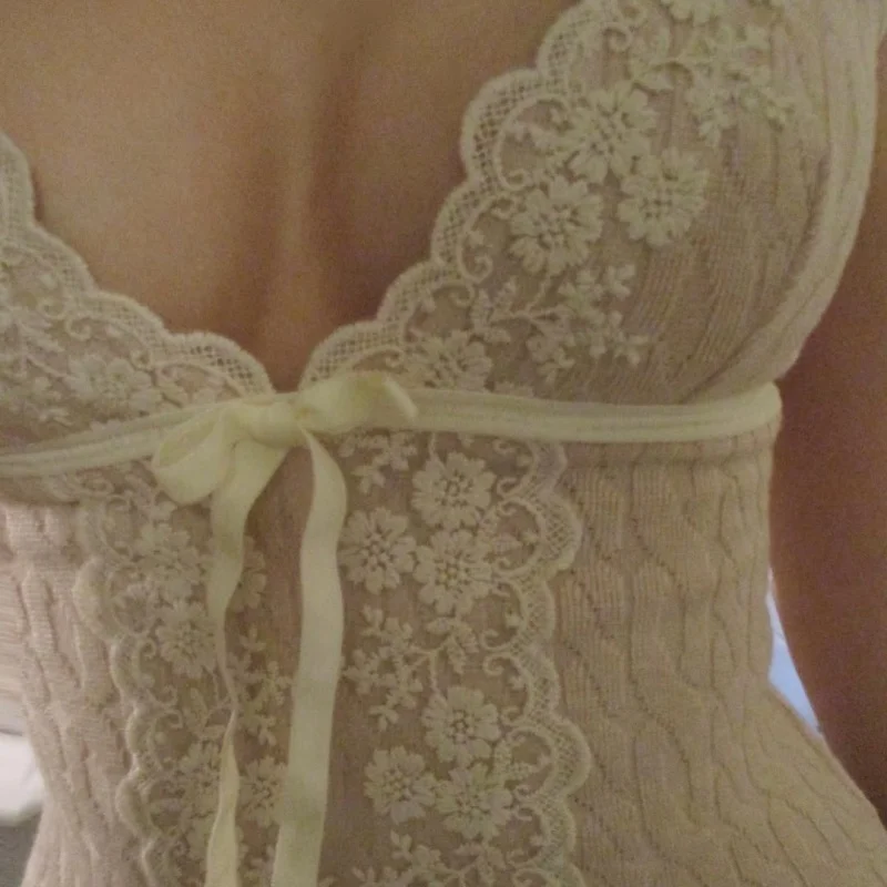 Top Fairy Coquette y2k damski koronkowy z kwiatowym wzorem, dekolt w serek, ramiączka spaghetti, bez rękawów, kamizelka z kokardą, odzież w stylu lat 2000.