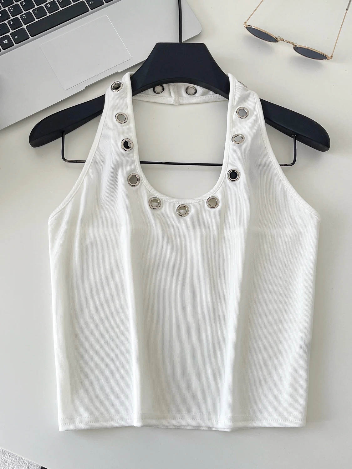 التخسيس المعادن الأزرق الجوف خارج حزام سترة المرأة الصيف Faionable تنوعا تانك القمم تخفيف Sle اللون لباس غير رسمي