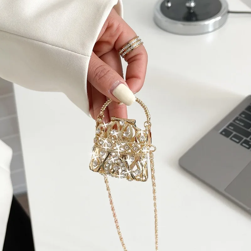 

Мини-сумка через плечо золотого, серебряного цвета со стразами, женская сумка на цепочке, металлическая полая сумка на плечо для модных аксессуаров