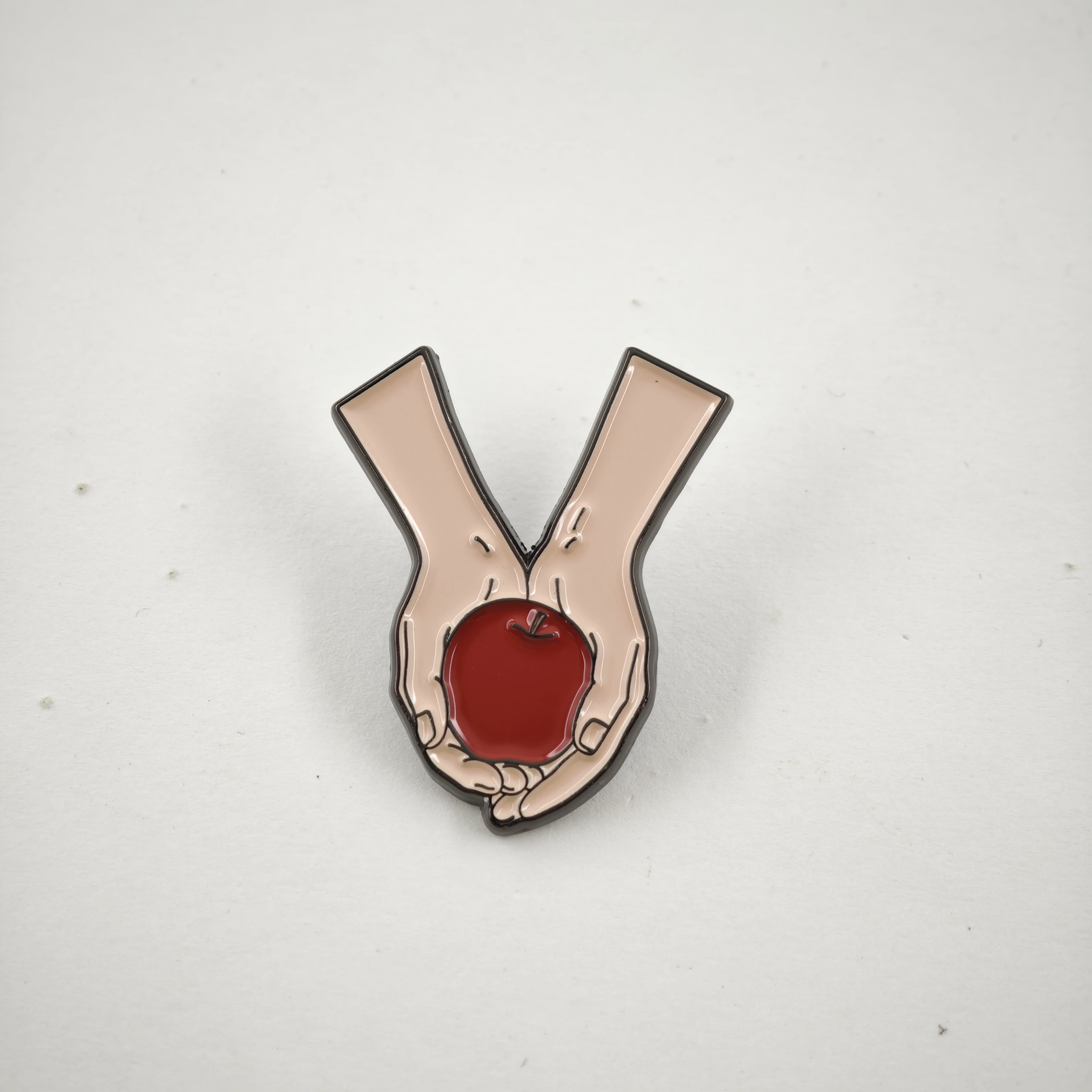 Die Twilight-Saga Emaille-Pin Hände, die einen roten Apfel halten, Buchumschlag-Broschen, Kolektion für Filmfans, Anstecknadeln, Schmuckgeschenk für Schüler – Detail 10