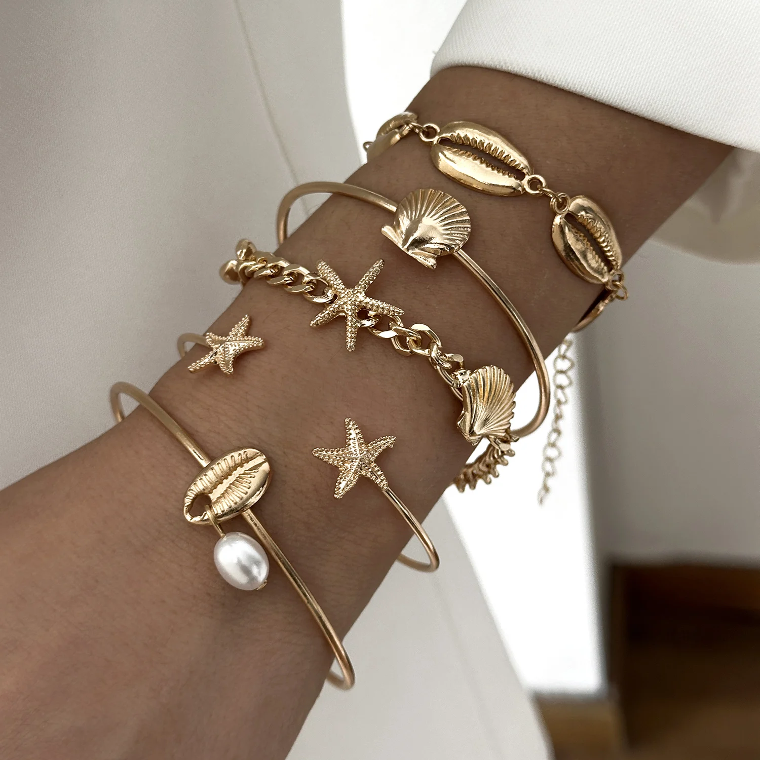 5-teiliges Set Sommer-Armreifen in Goldfarbe mit Seestern- und Muschelmotiven für Damen, Modische Meeres-Elemente, Trendige Strandparty-Schmuckstücke