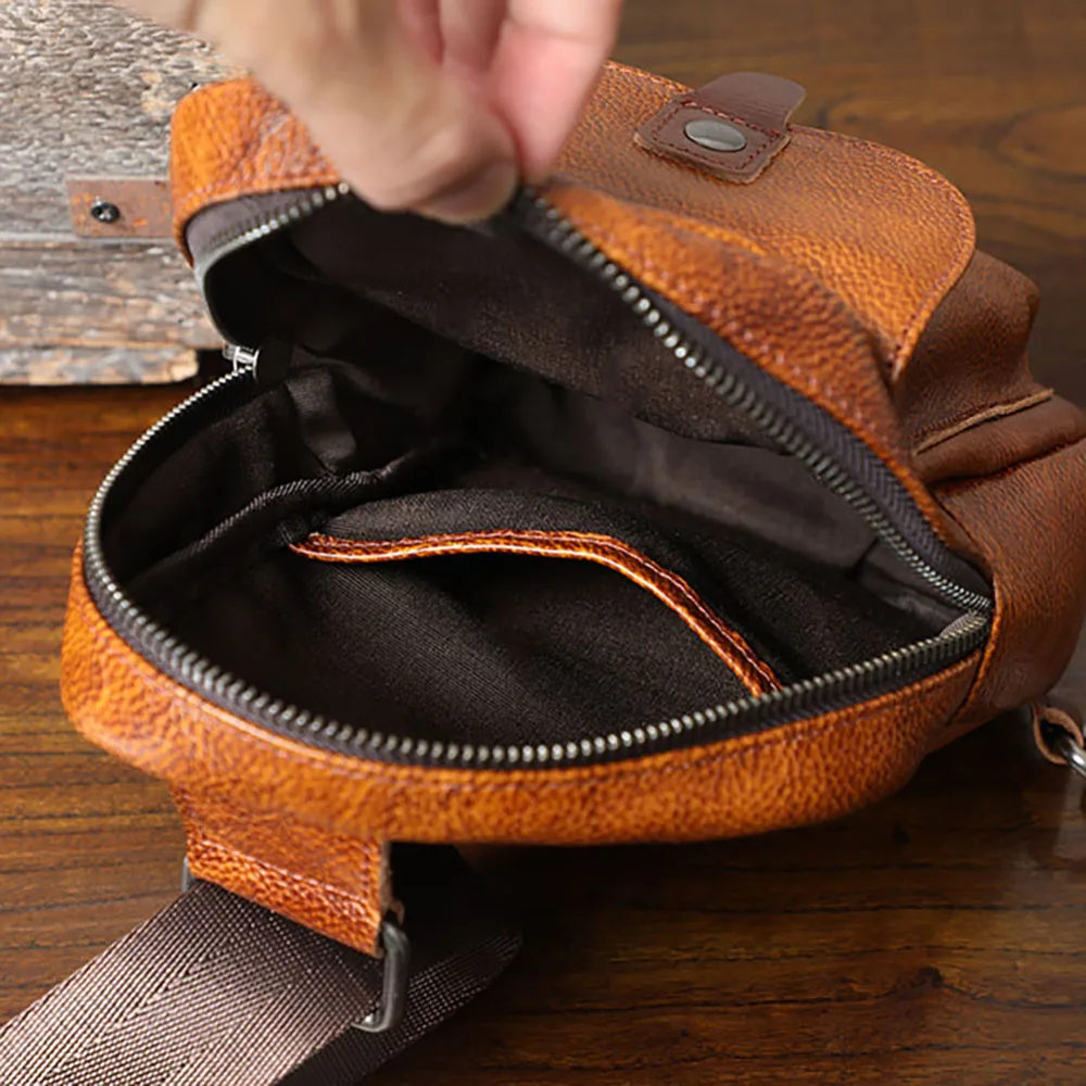 S.WORKER Handgefertigte Herren-Brusttasche aus Vollnarbenleder, Modische Umhängetasche für Telefon und Schlüssel – Detail 15