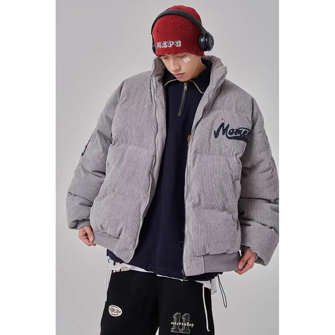 سترة شتوية جديدة للرجال مبطنة بالقطن 2025، معطف دافئ بسيط على الطراز الهونغ كونغي عصري بقصة قياسية للمراهقين