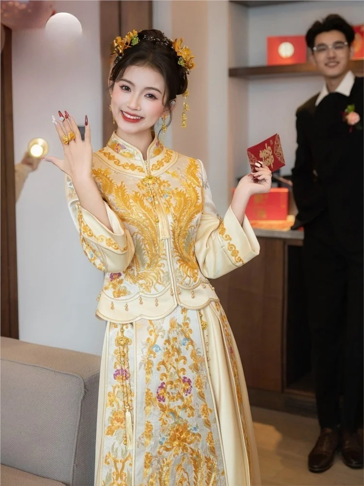 The bride's wedding dress features a stand-up collar and is new Chinese-style with golden color when going out