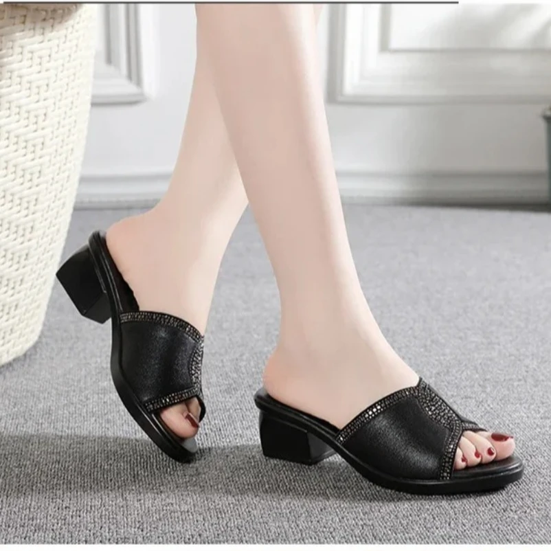 

2025 женские тапочки, новые летние женские туфли с открытым носком, модные женские дышащие сетчатые тапочки на высоком каблуке со стразами