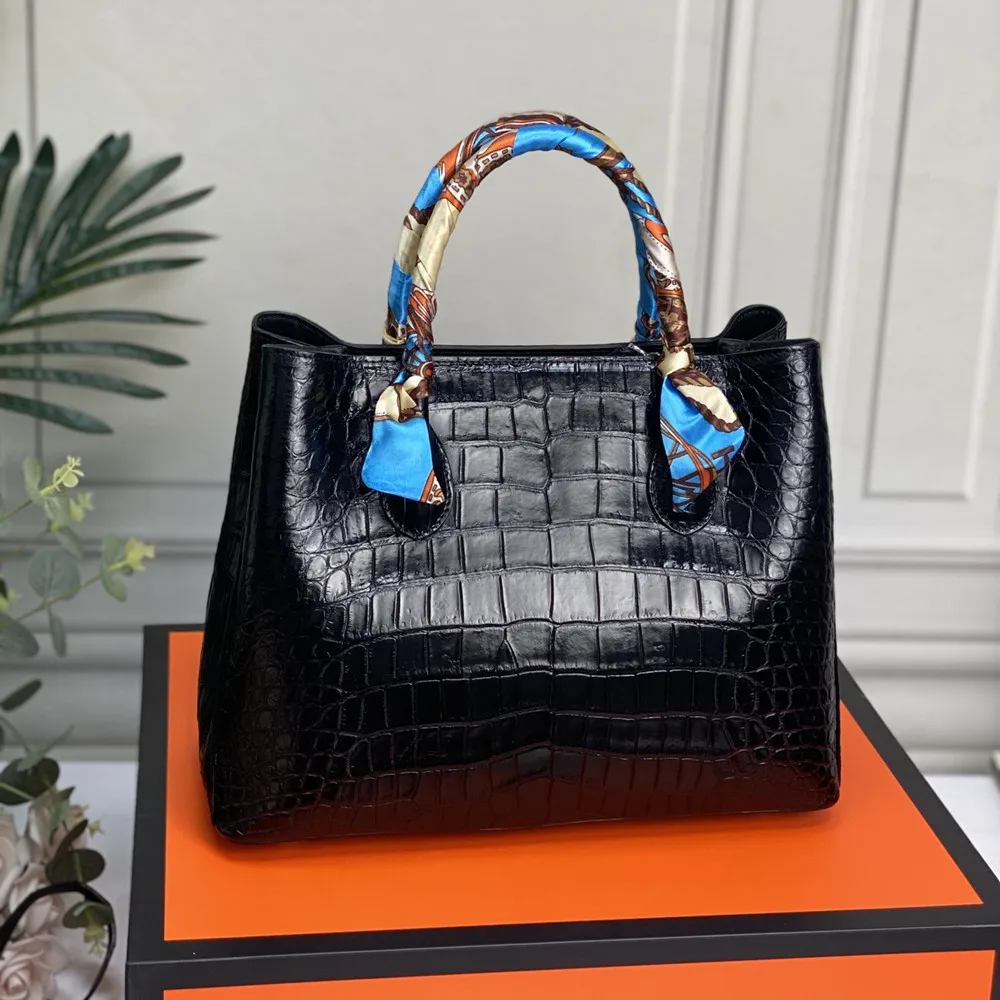 

Женская сумка из натуральной кожи крокодила, большая вместительная женская сумка из подлинной кожи животной части крокодила.