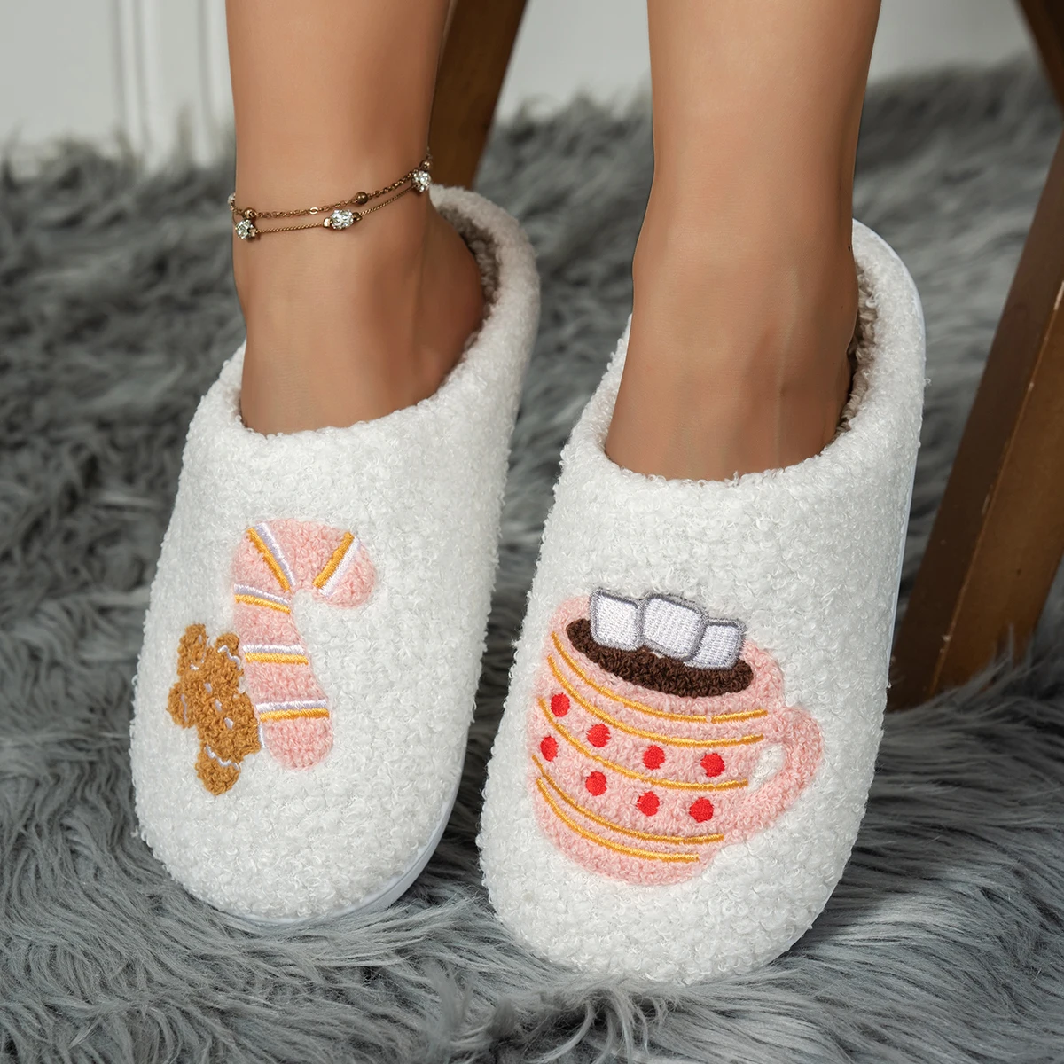 Embroidery Shoes - รองเท้าแตะใส่ในบ้านสำหรับผู้หญิง ลายคริสต์มาส น่ารัก นุ่มฟู ปักลายไม้เท้าลูกกวาดและช็อกโกแลตร้อน อบอุ่น