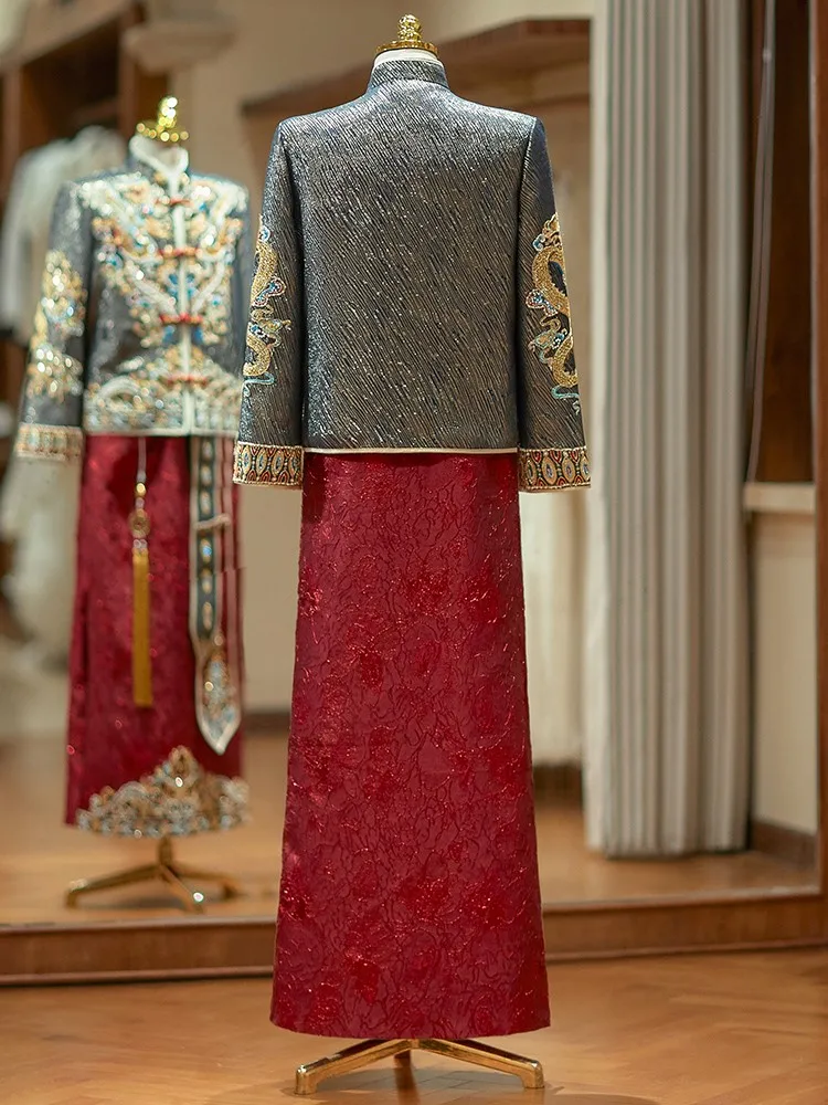 The groom's new Chinese-style dragon and phoenix wedding gown is a Hanmen costume for