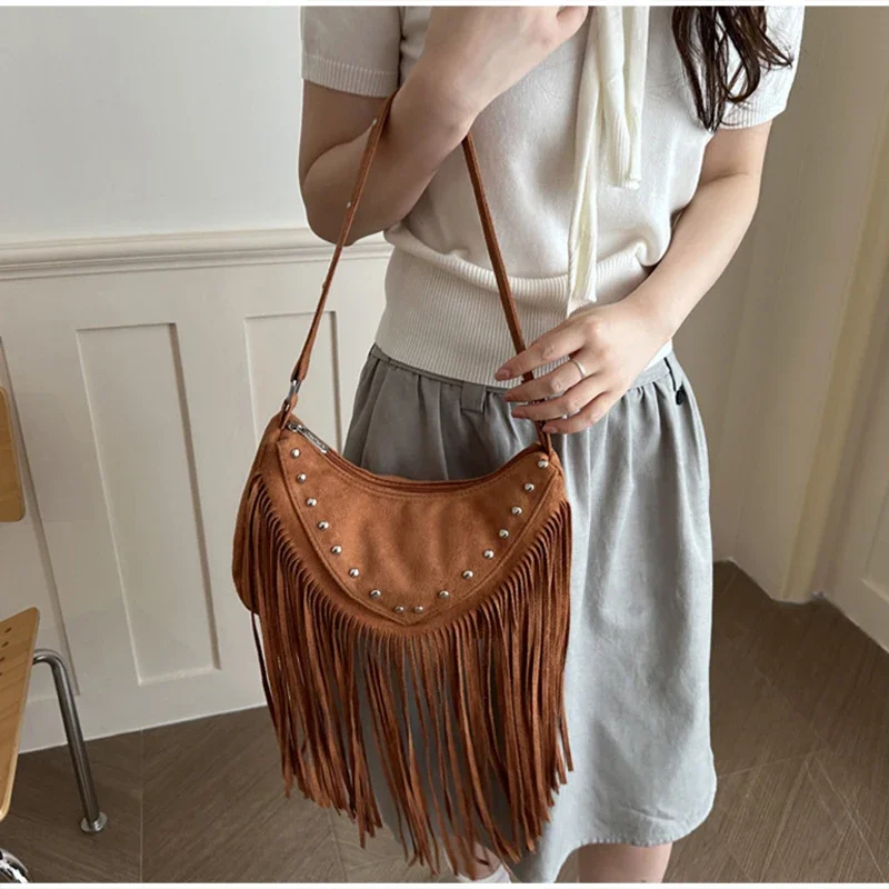 Lange Quasten-Nieten-Schultertasche, Damen-Umhängetasche mit Metallnieten-Design und Fransen, Vintage-Handtasche in Unifarben für Herbst und Winter – Detail 8