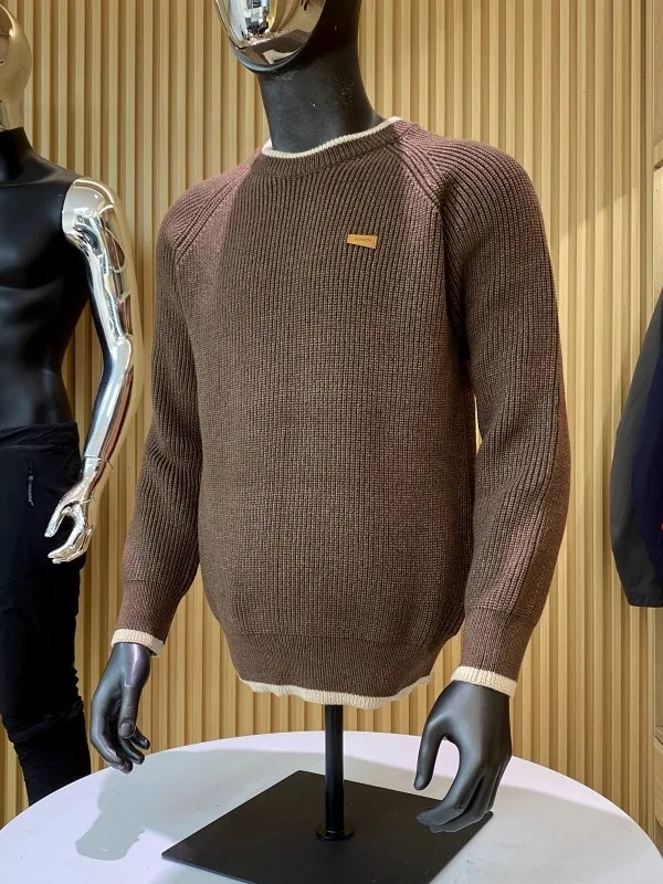 Wygodny, luźny sweter męski z dzianiny, okrągły dekolt, miękki, z mieszanki poliestru, jesienno-zimowy, modny, casualowy.