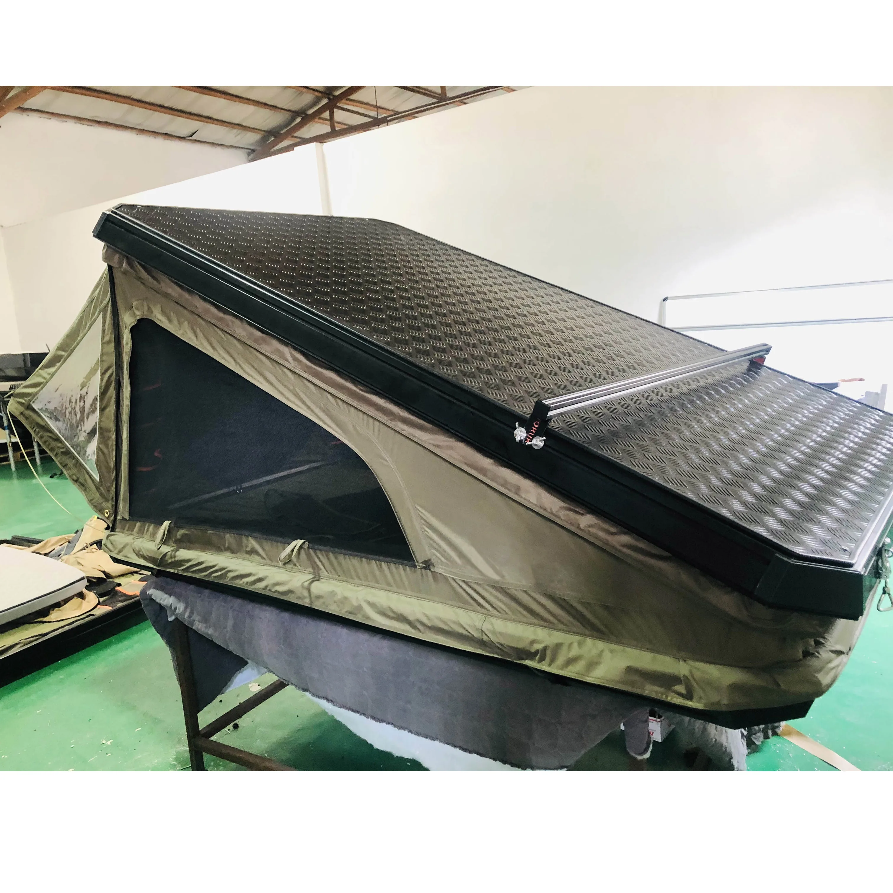 Aluminum Triangular Hard Shell Hardshell Rooftop Tent Off Road Vehicle Car Trailer 4 Person Camping Outdoor Roof Top Tents
