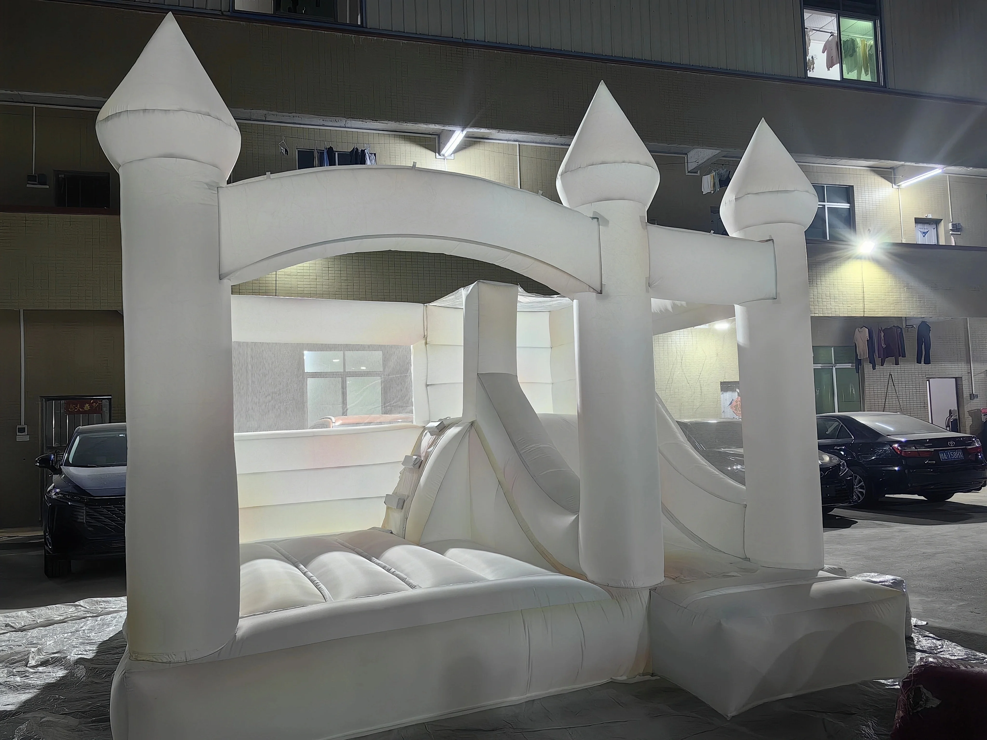 

White Inflatable Bounce House, Children Game Castle with Slide, Inflatable Castle with Blower for Birthday Wedding Party