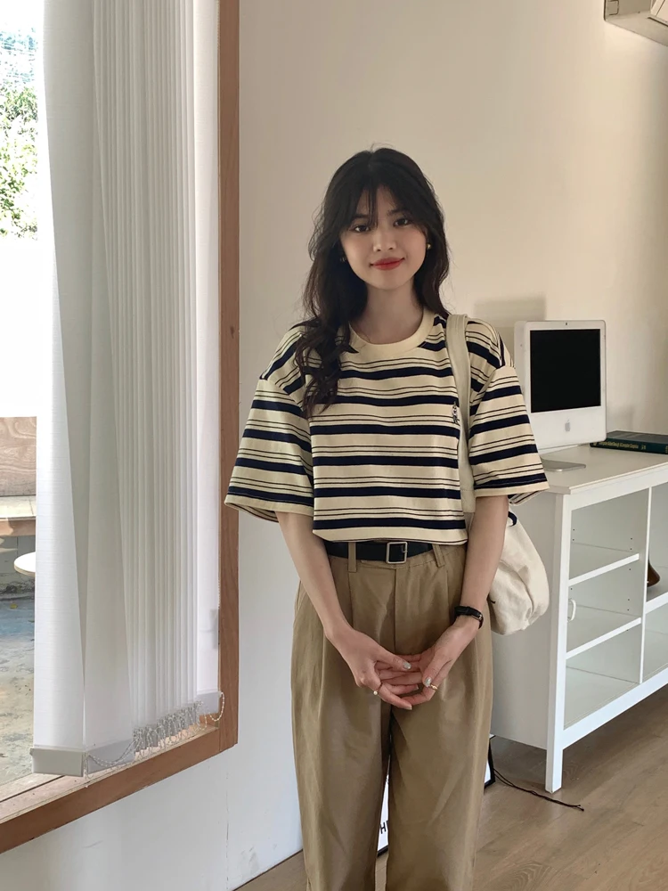 تي شيرت نسائي مخطط بأكمام قصيرة للتخسيس فضفاض برقبة دائرية على الطراز الكوري لصيف 2023 موضة جديدة غير رسمية