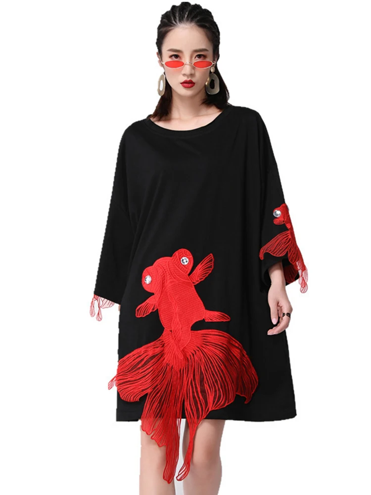 [EAM] Women Black Fish Embroidery Knee Length Big Size Dress New Round Neck Wrist Sleeve Fashion Tide Spring Autumn 2024 OA868