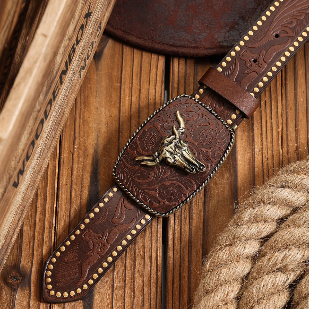 A PU belt suitable for both men and women, combining the style of western denim and retro, is perfect for daily casual outings
