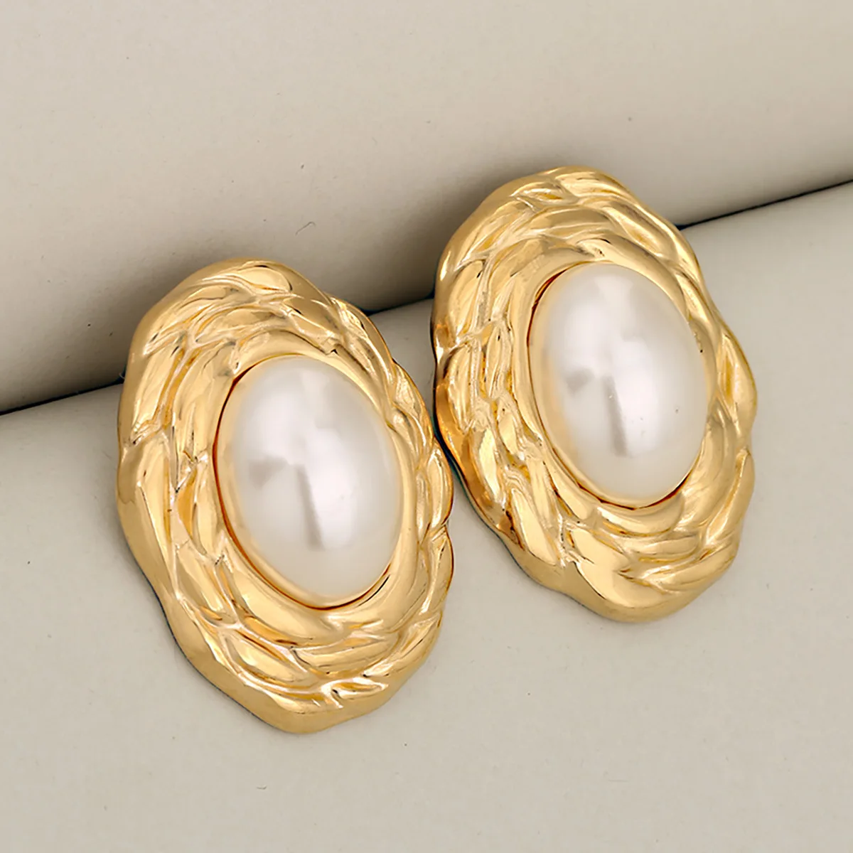 

Элегантные винтажные серьги из нержавеющей стали с жемчугом в дворцовом стиле, с металлической текстурой, овальные, для женщин, изысканные и универсальные