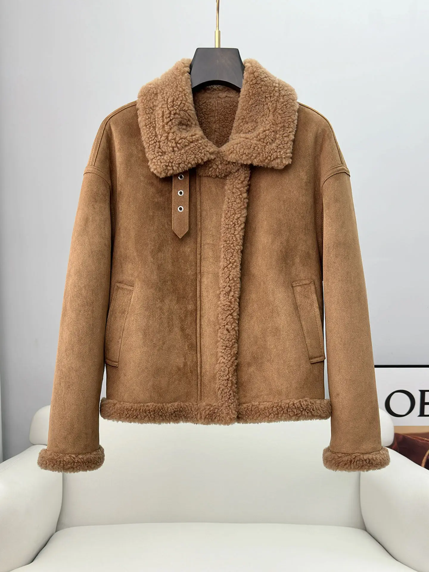 معطف فرو نسائي قصير وعصري من جلد الغنم للدراجات النارية