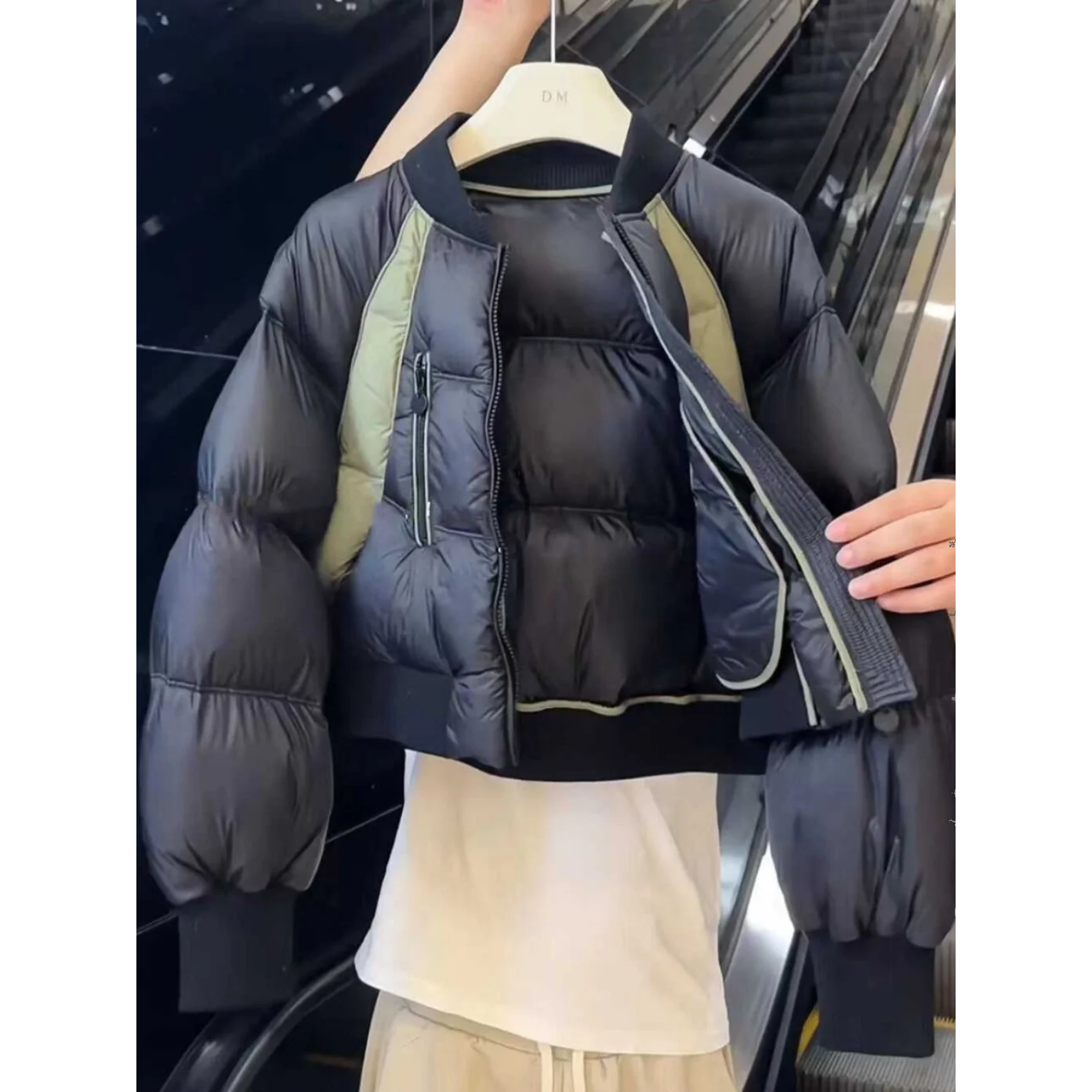 سترة قطنية جديدة لخريف وشتاء 2025 للنساء بياقة بيسبول قصيرة وسترة منتفخة دافئة سميكة