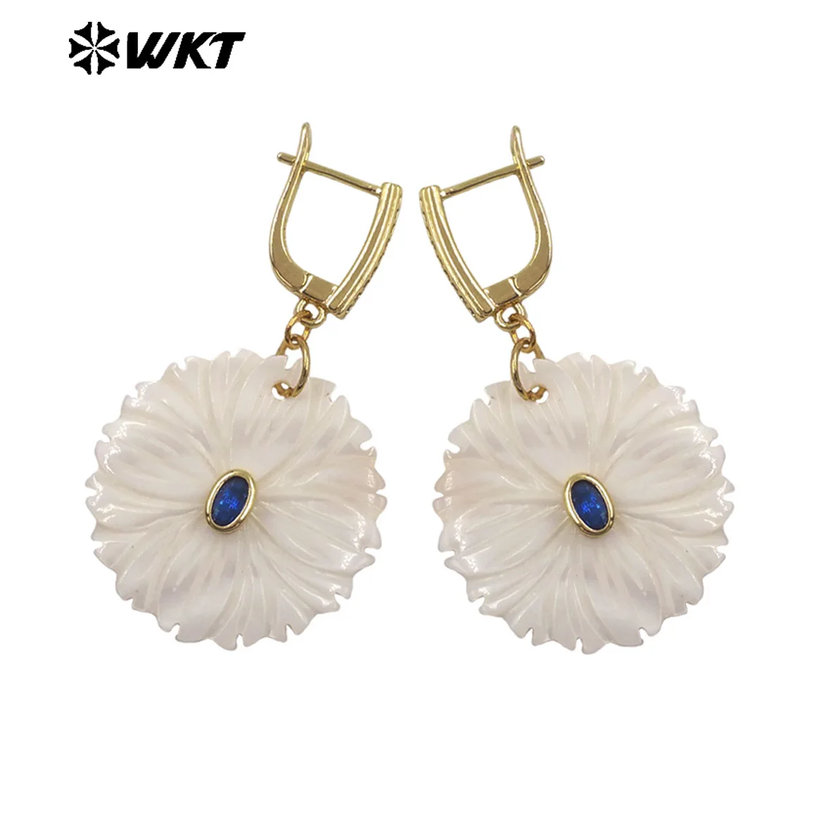 

WT-MPE182 Minimalism Style Zircon Setting In Natural Shell Hand Carved Round Pendant Gold Earrings For Friends Jewelry
