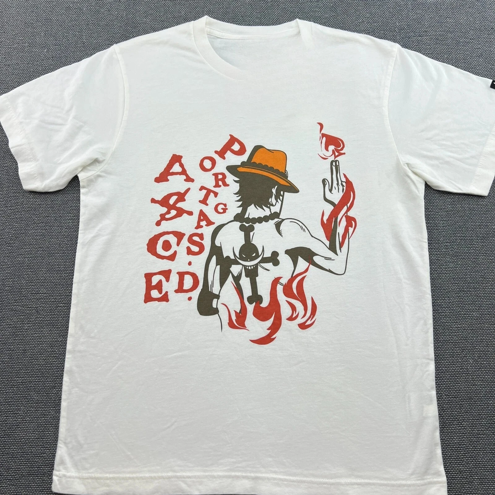 Camiseta Uniqlo One Piece para hombre, talla mediana, blanca, con estampado de anime japonés, cuello redondo y manga corta, éxito de ventas de verano.