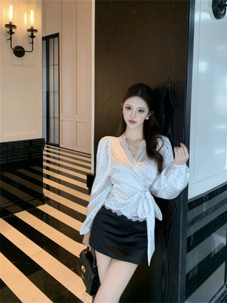 

​ Женская осенняя атласная блузка класса люкс с кружевным V-образным вырезом в горошек, длинными рукавами, изысканная, легкая, роскошная, с завязками на талии, приталенная ​