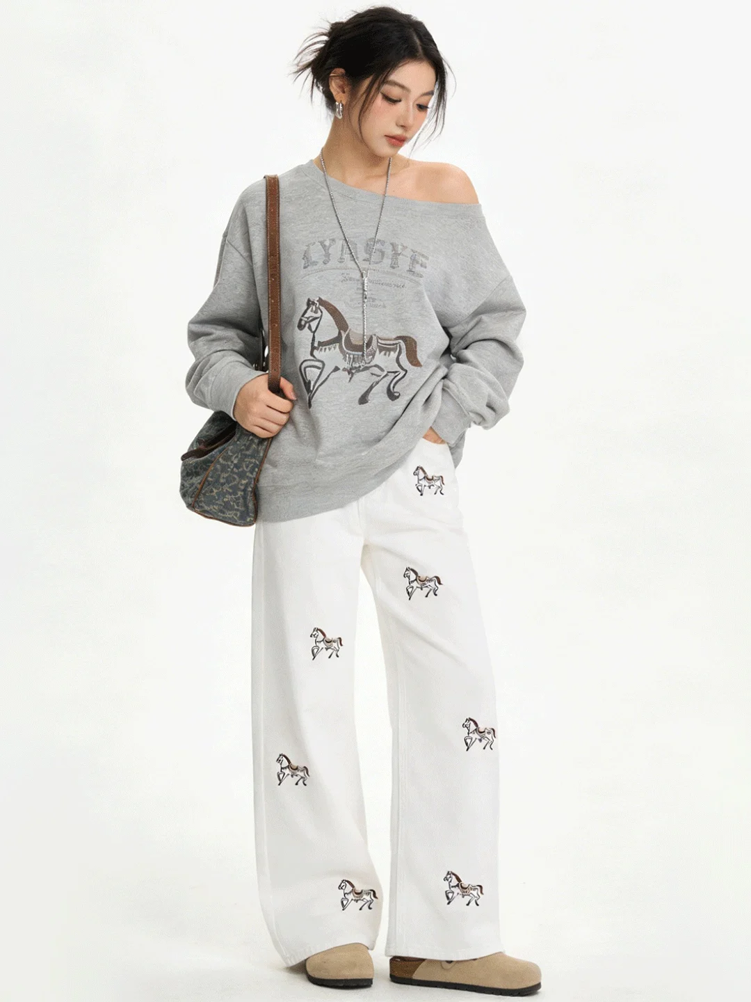 

Корейские джинсовые брюки-клеш с вышивкой, белые, весенние, модные, универсальные, стройнящие, длинные, с низкой талией, на молнии