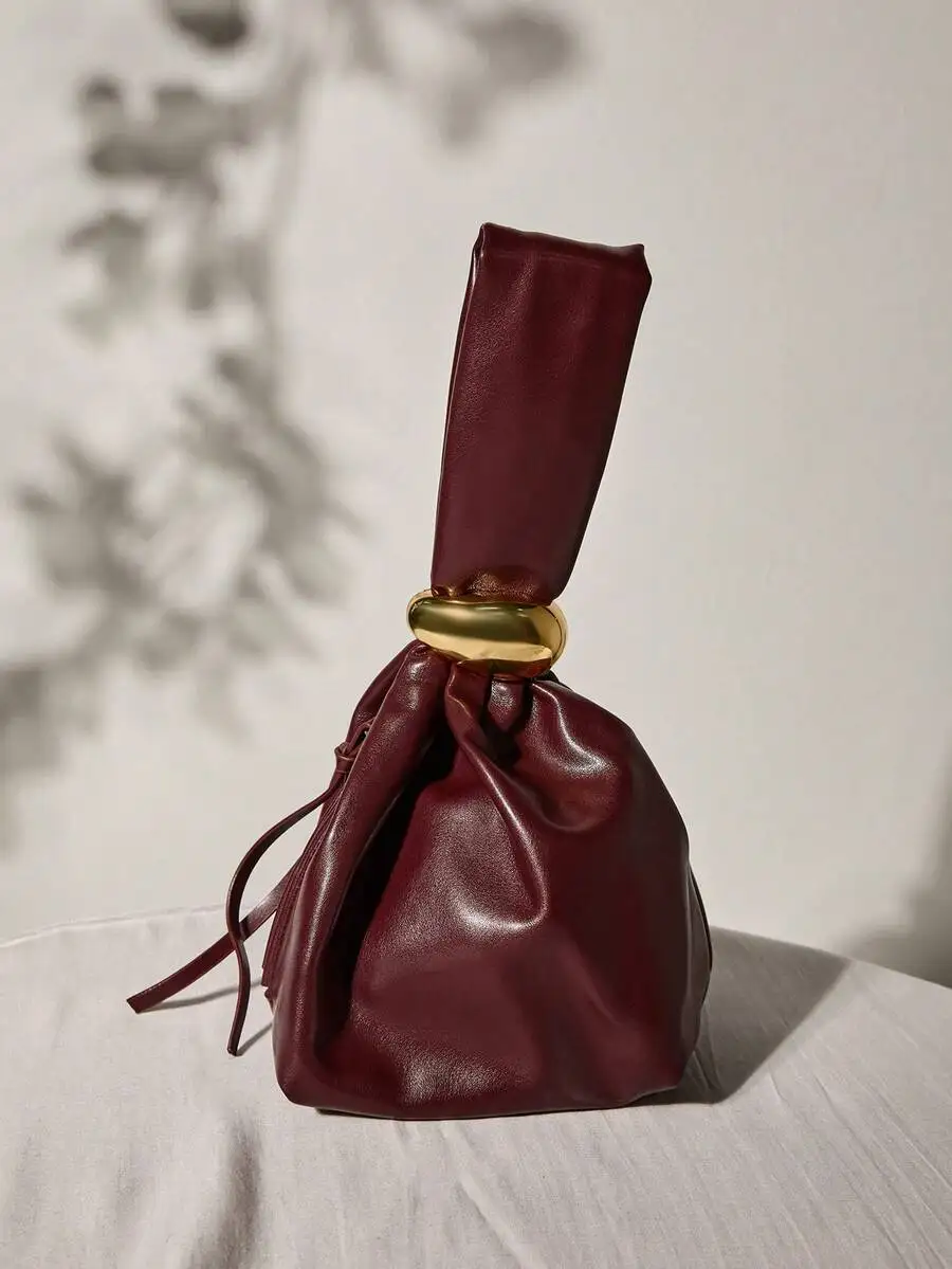 

Бордовая сумка-ведро из искусственной кожи с верхней ручкой и золотым кольцевым замком