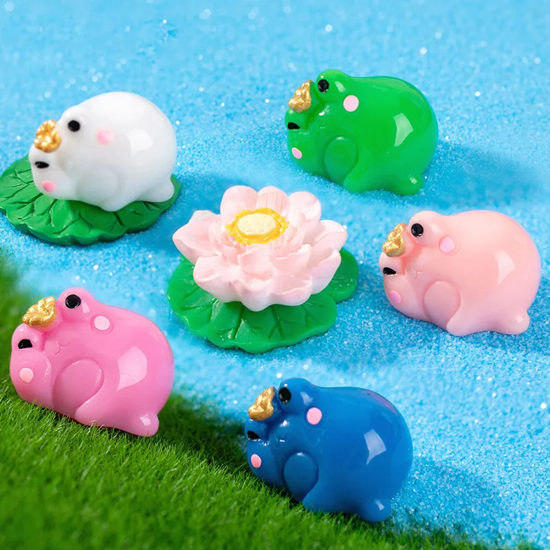 Figurines Miniatures Cute Pink Green Crown Frog Micro Landscape Ornaments For Home Decorations Desk Decor For Room Accessories