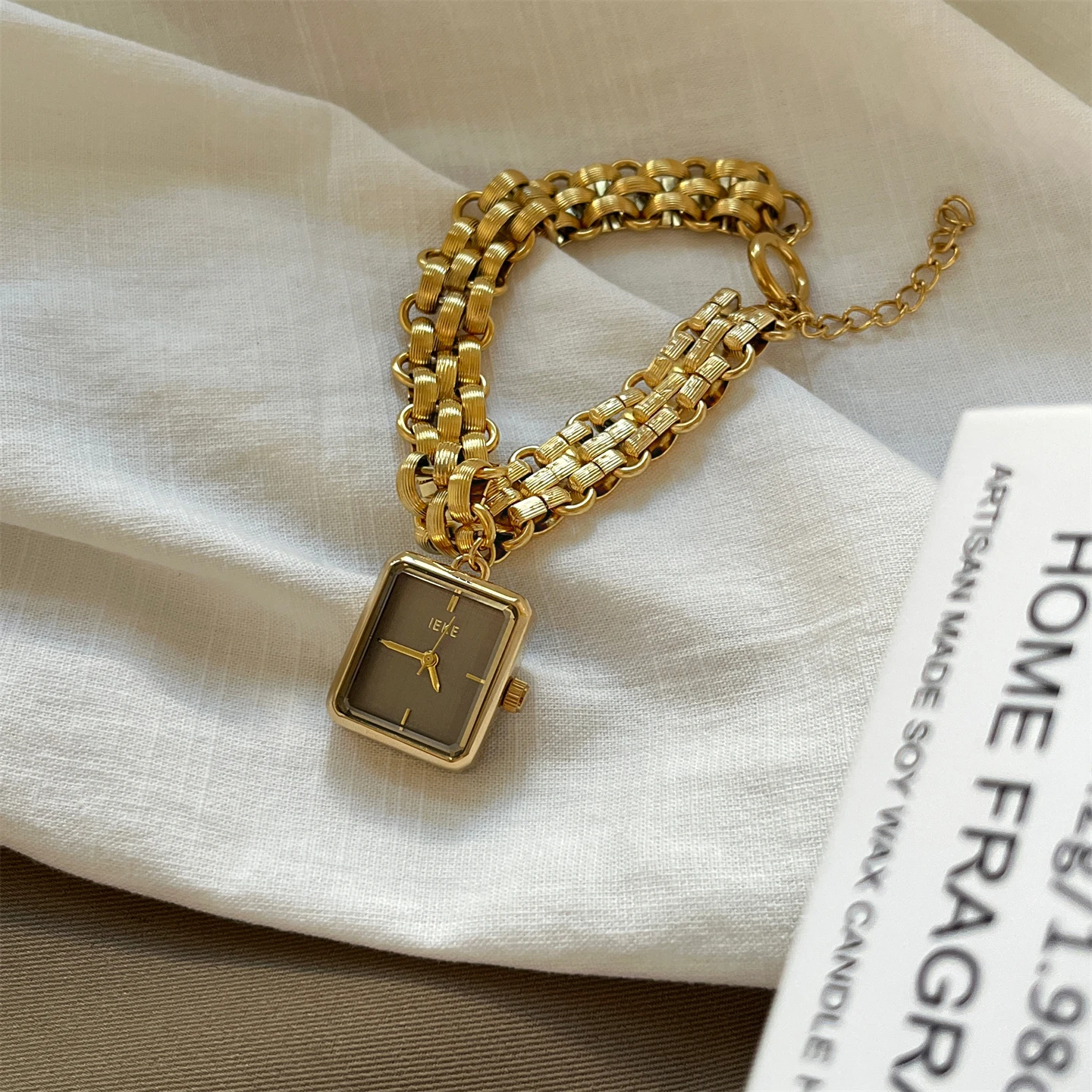 

Винтажные минималистичные часы-браслет для женщин с нежной цепочкой и кварцевым механизмом. Стильный аксессуар для женщин.