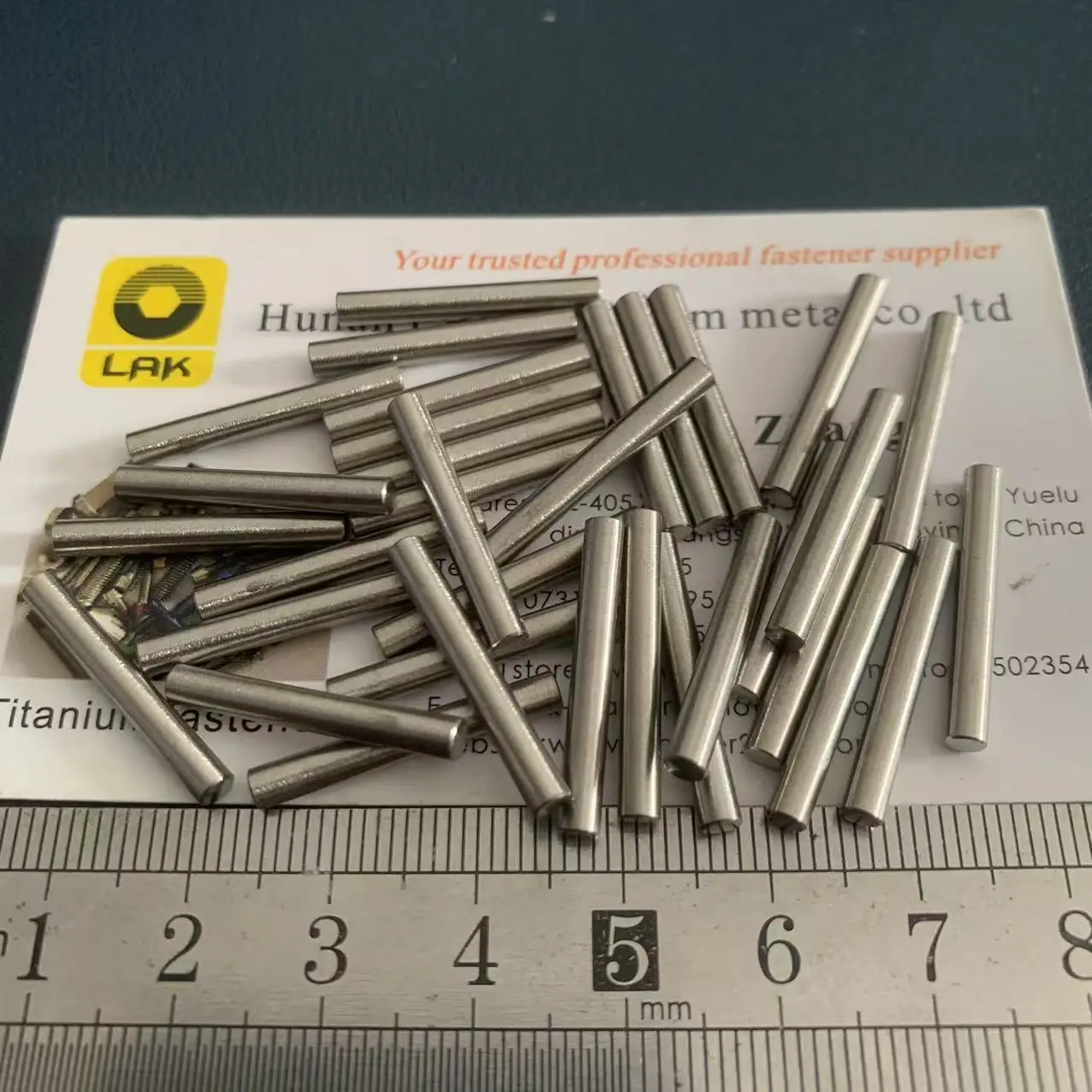 3x22.7 وفقًا للعميل لإنتاج عمود دبوس التيتانيوم لـ RC Gr5